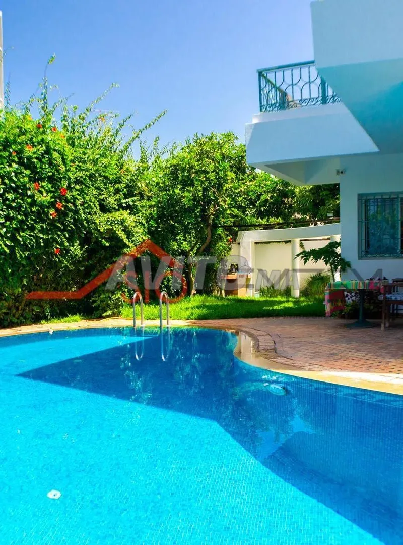 MAGNIFIQUE VILLA DE 606 M2 AVEC PISCINE ET JARDIN