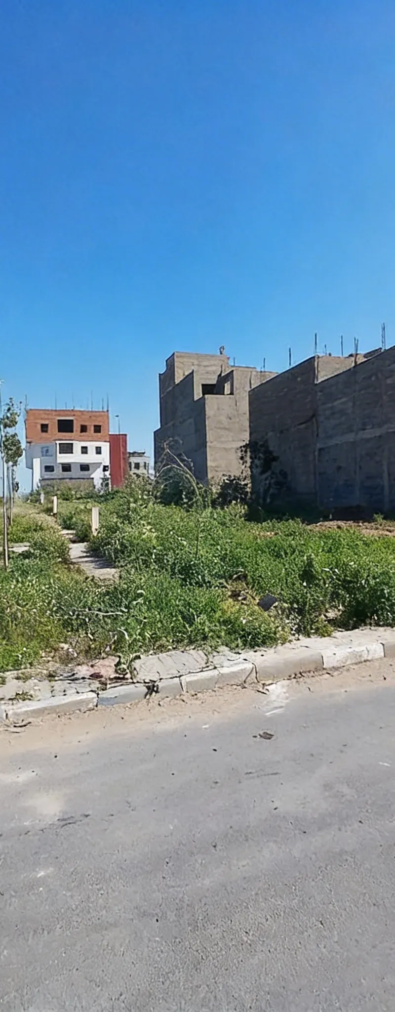 Terrain commercial 154 m² deux façades, lotissement Marjana 4
