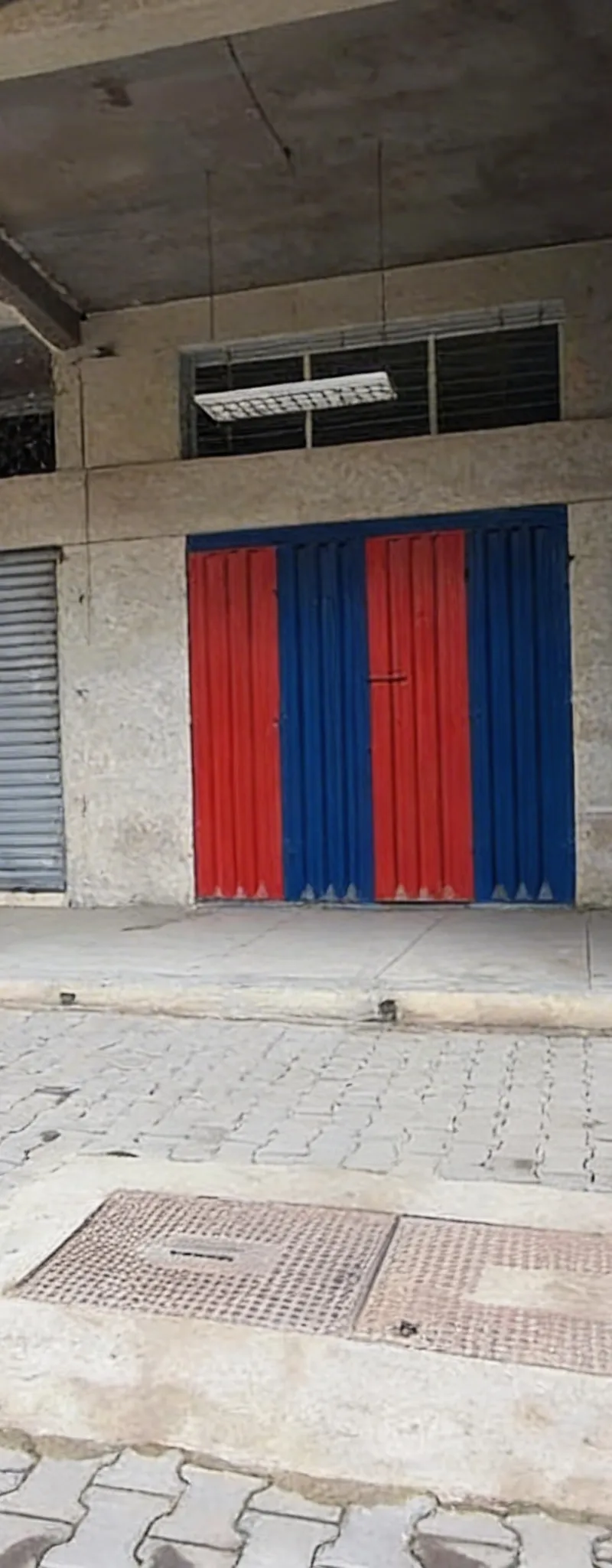 Opportunité d'or pour investissement : local avec deux façades au cœur de Benslimane