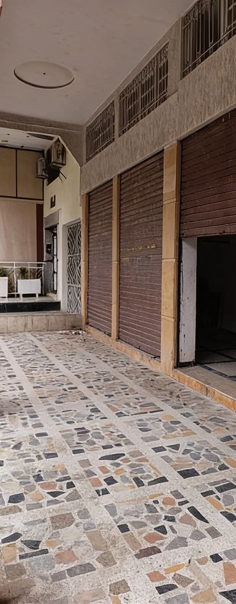 Un grand local commercial avec quatre rideaux
