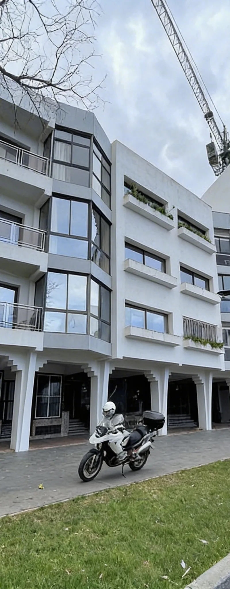 Local 154m² avec terrasse en face marché l'oasis
