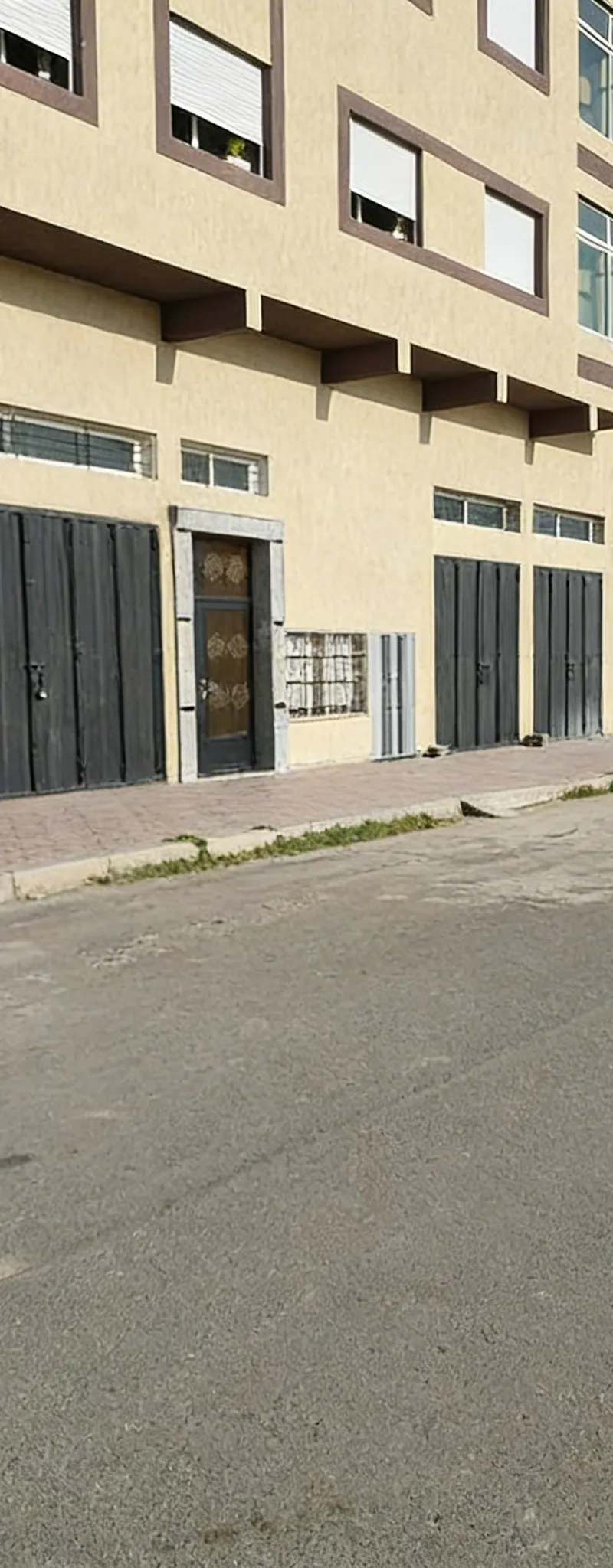 Magasin 61m2 et 27m2 soupente à Bouznika