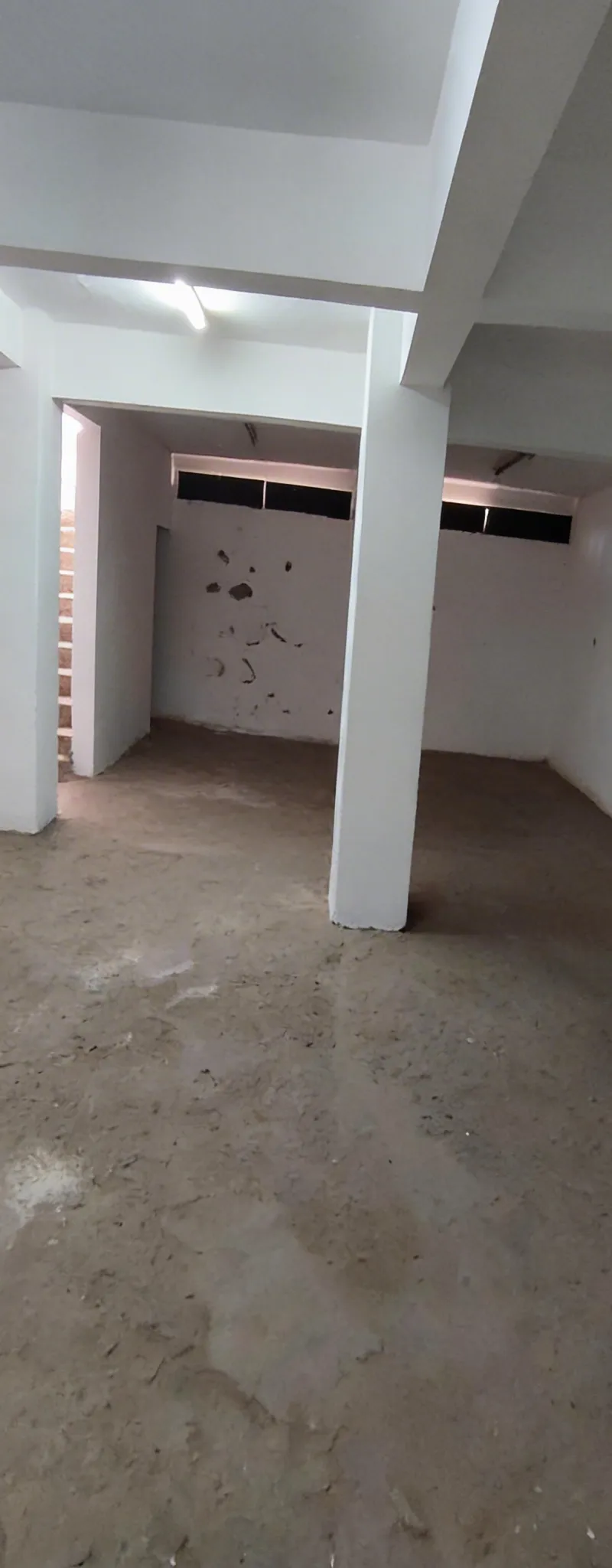 Magasin de 161m pret de l'auto-route