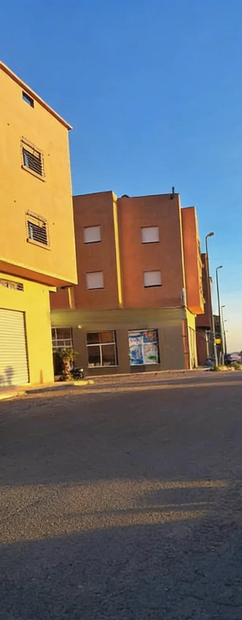 Immeuble commercial à deux façades à vendre
