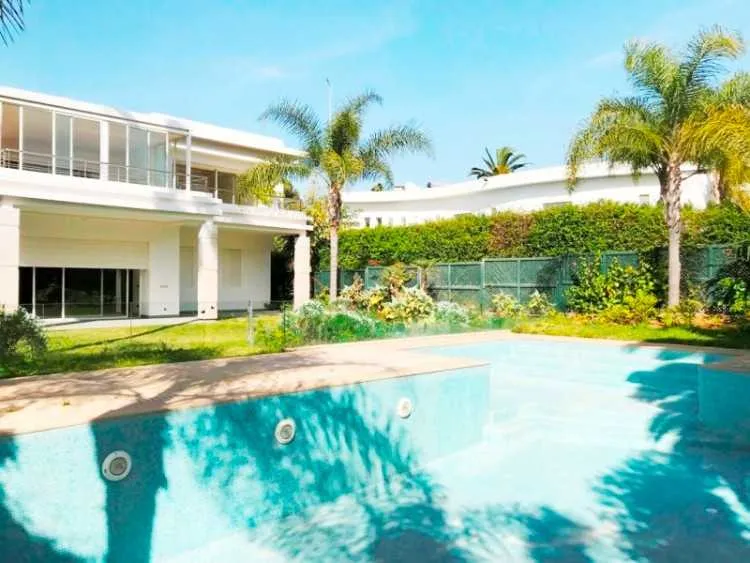 villa avec piscine et chauffage central à Souissi