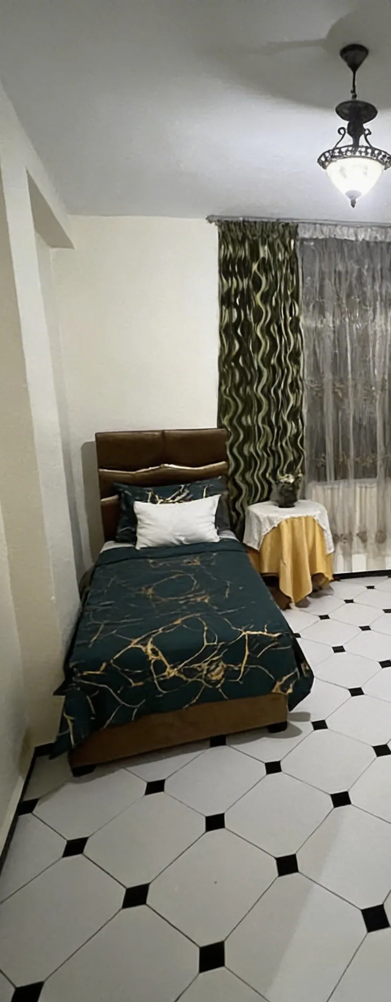 Chambre meublée à louer au centre pour filles uniquement