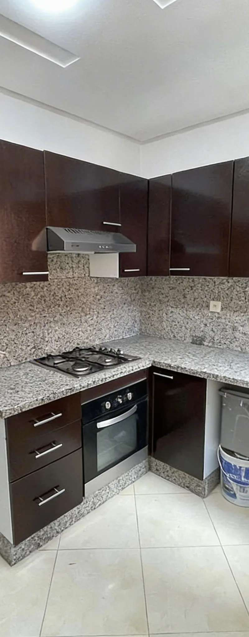 Appartement vide neuf à Mabrouka