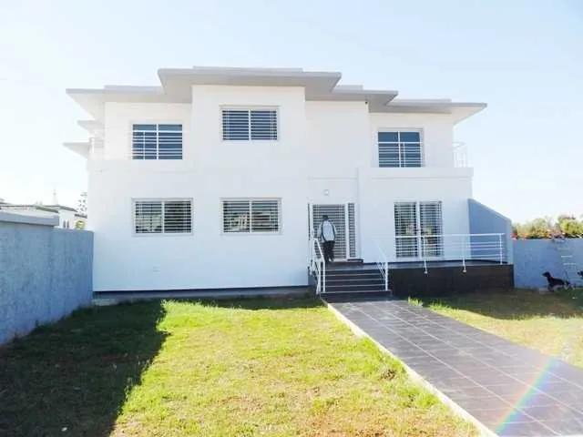 villa neuve à louer au quartier Souissi