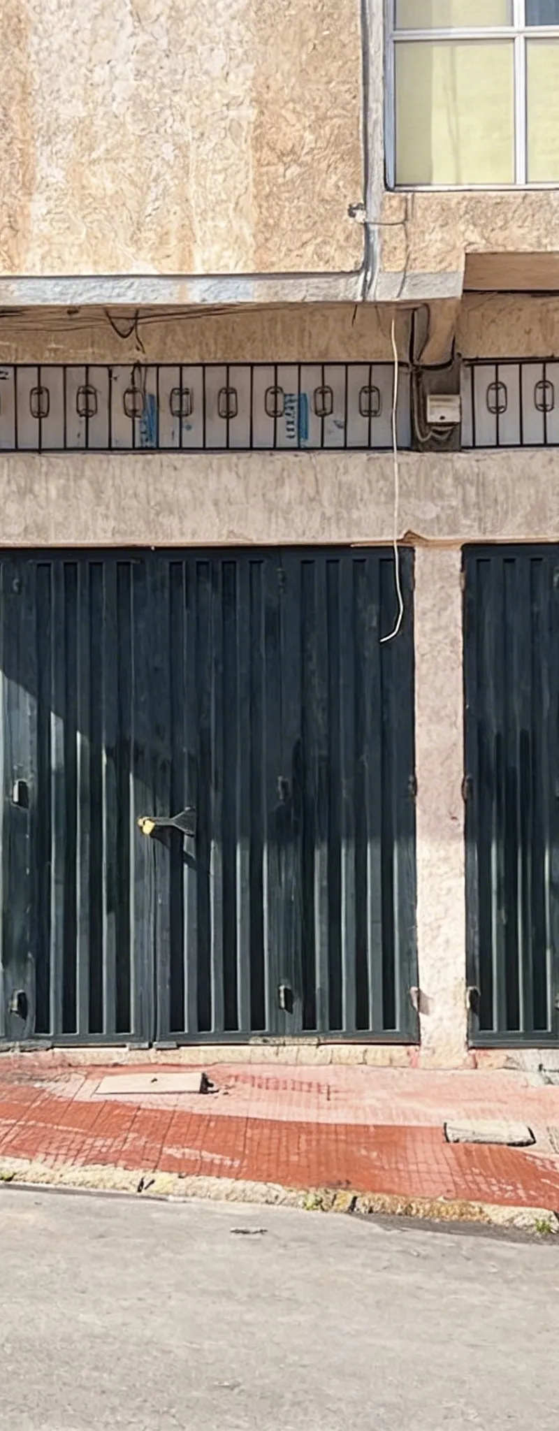 Magasin 260m2 usage dépôt à Calif