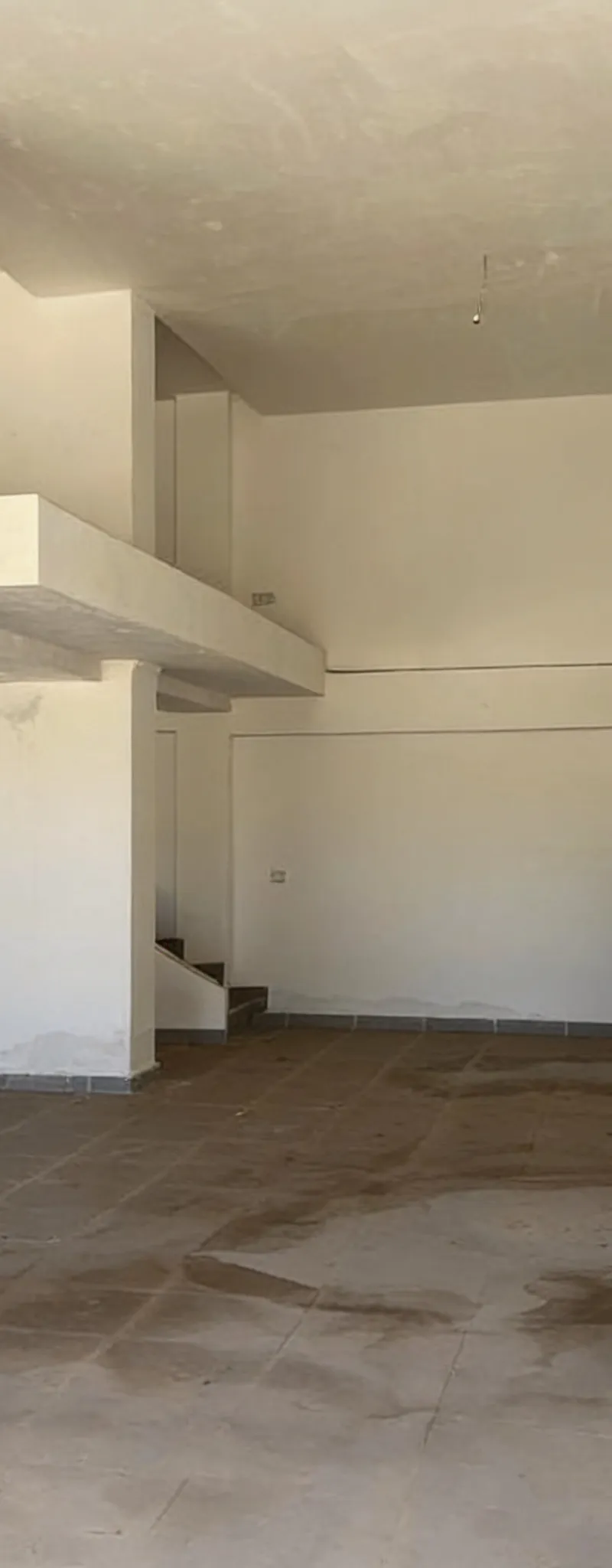 Magasin à louer avec mezzanine