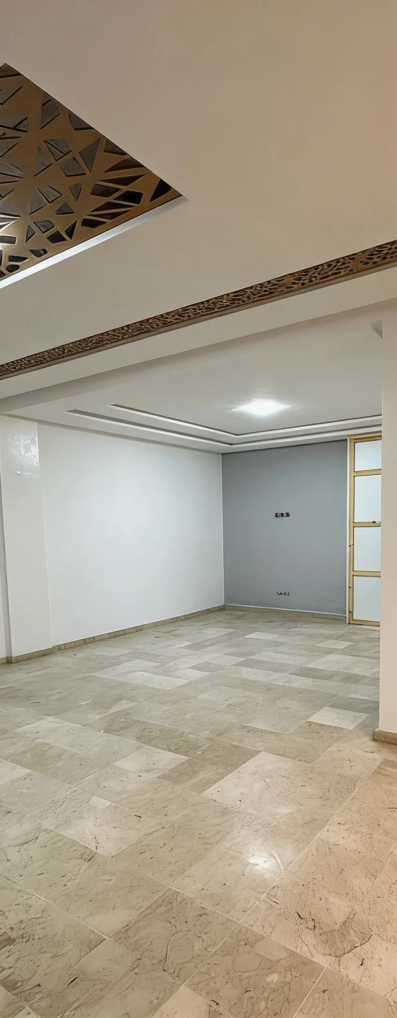 Plateau Bureau de 85 m² au 1er étage, 3 pièces et terrasse