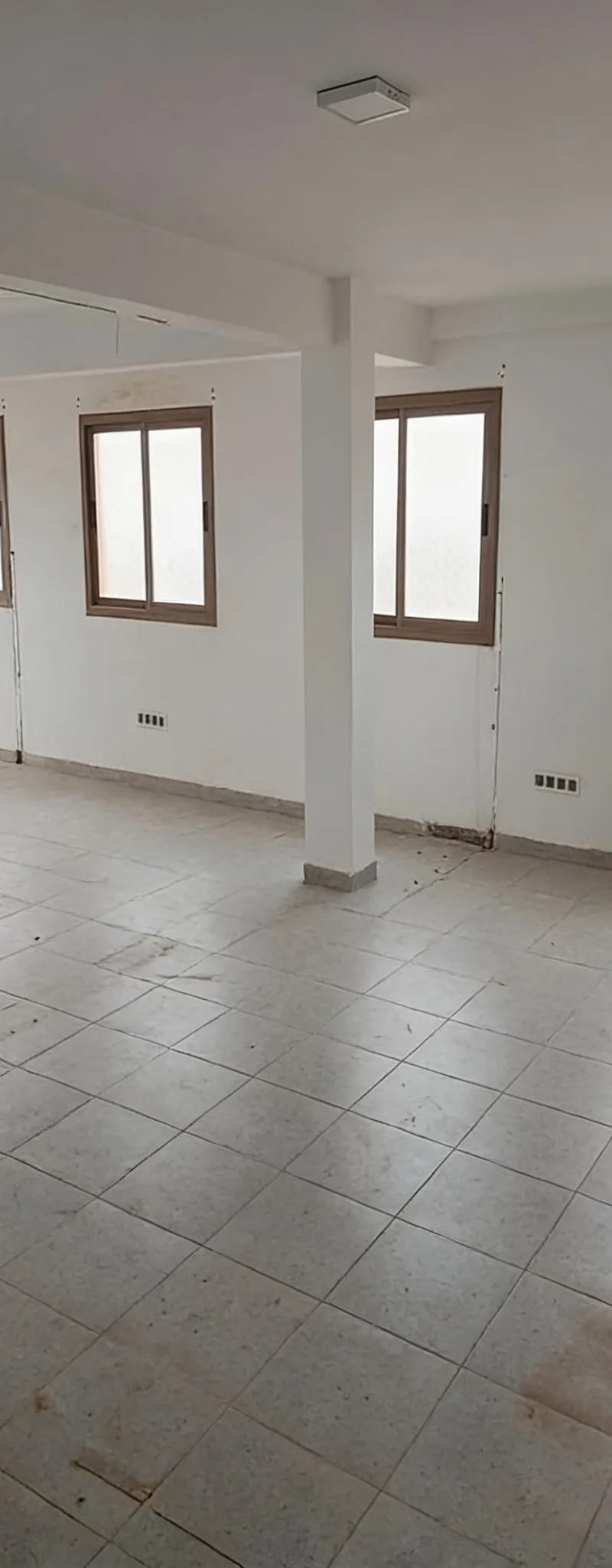 Bureau à louer dans le quartier Al-Massar près de la rue principale