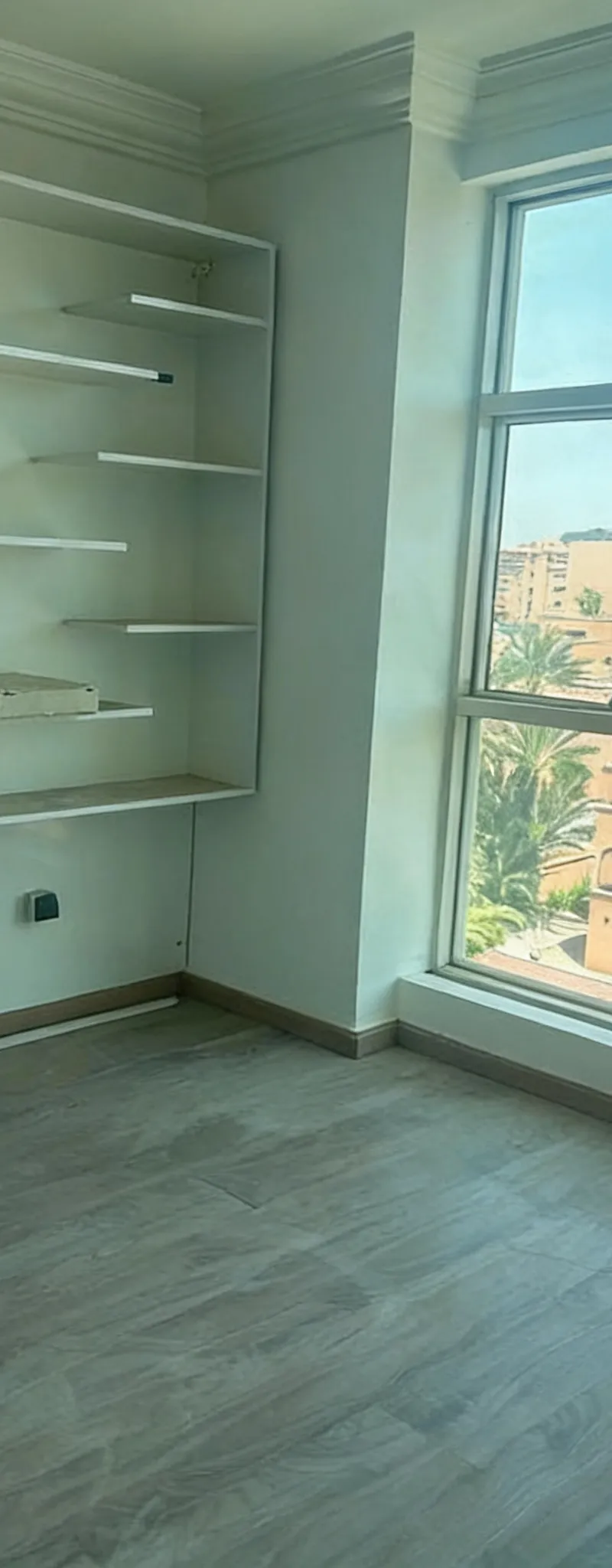 Plateau de bureau avec place de parking