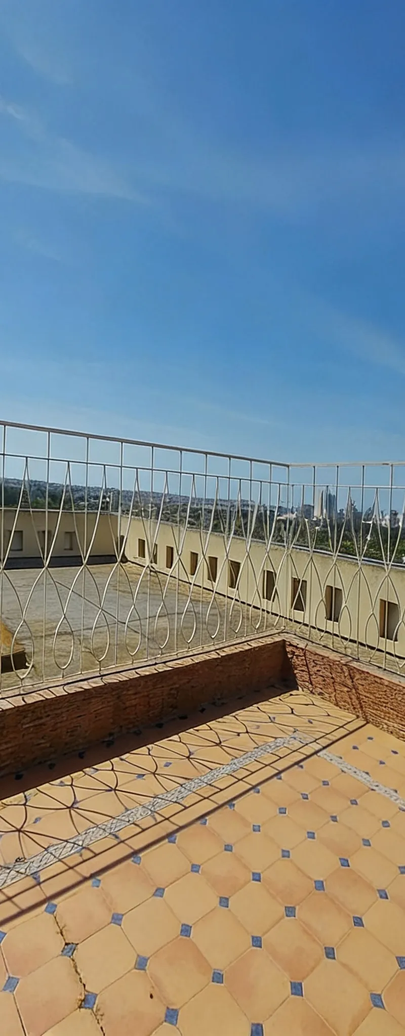 Bureau 170 m² terrasse collé Tramway Zénith