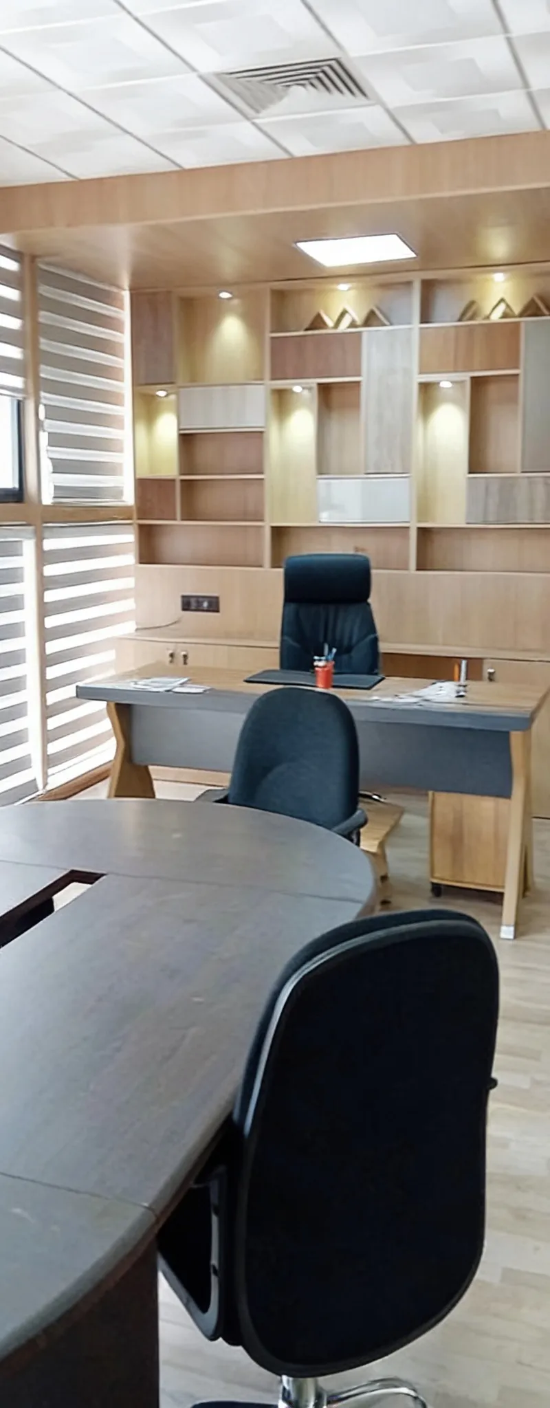 Bureau plateau meublé