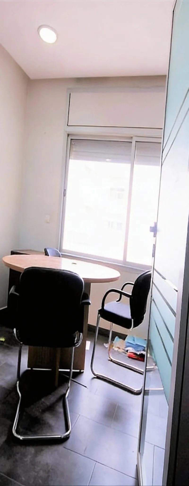Bureau cloisonné avec ascenseur et garage