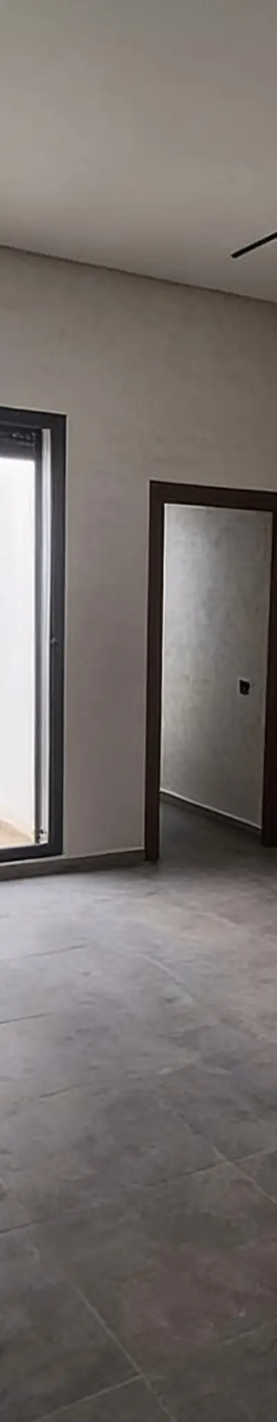 Studio neuf vide avec terrasse à louer