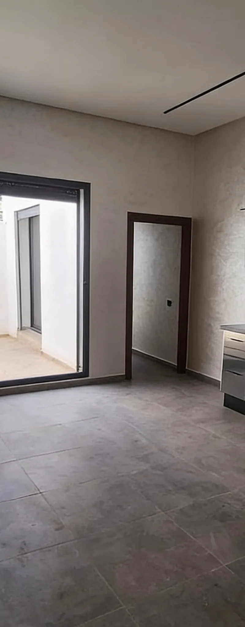 Studio neuf vide avec terrasse à louer