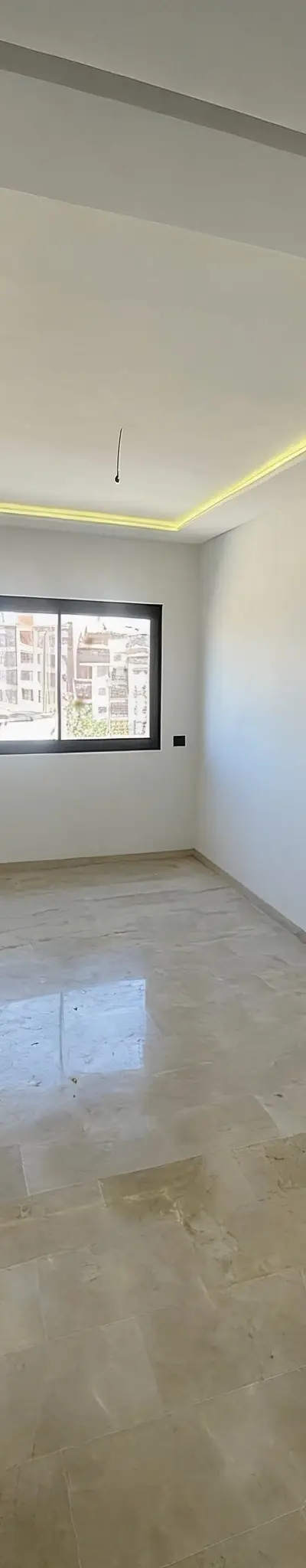 Appartement vide avec piscine et parkig