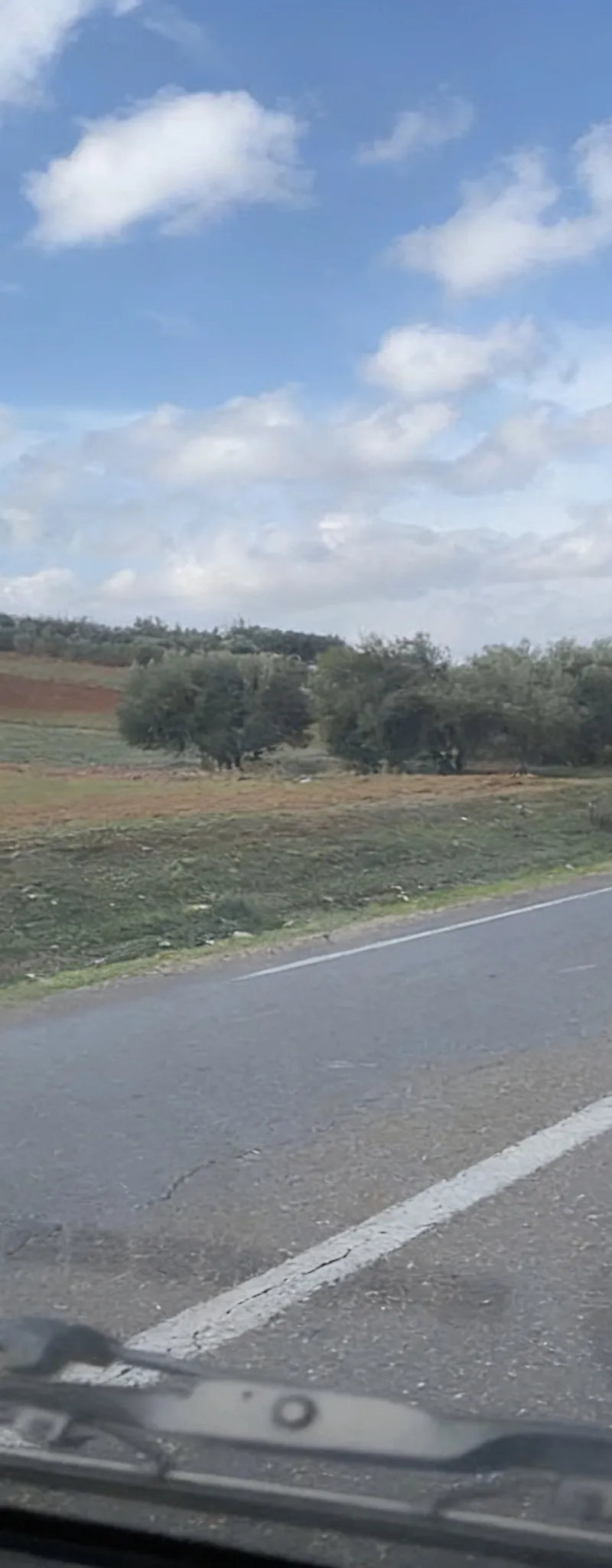 Terrain clôturé avec trois khadama sur la route nationale