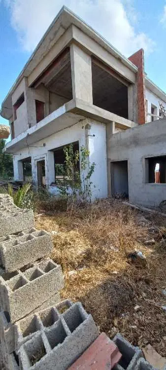 Villa semi fini à vendre à bouskoura 670 m²