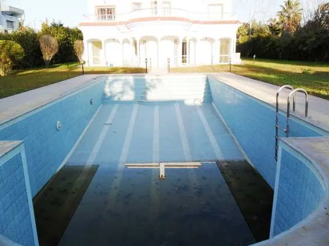 Villa avec piscine au quartier souissi