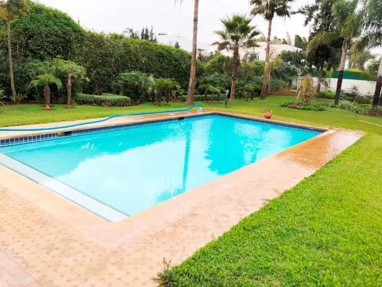 Villa neuve avec piscine à louer à Souissi