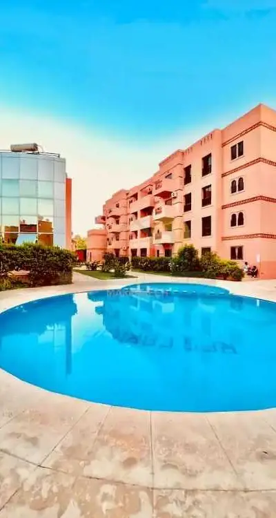 Apparemment calme avec piscine et parking