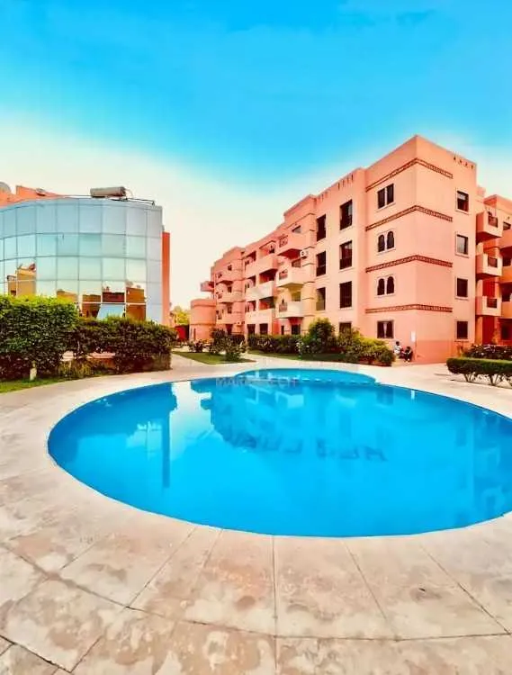 Apparemment calme avec piscine et parking